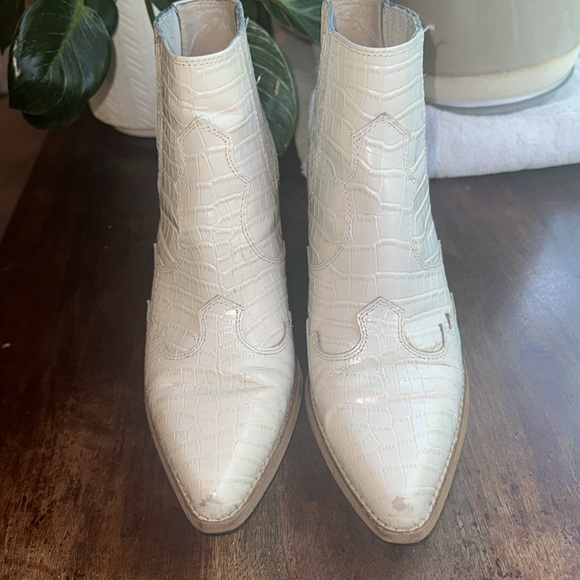 SAM EDELMAN WHITE BOOTIES - Picture 6 of 8